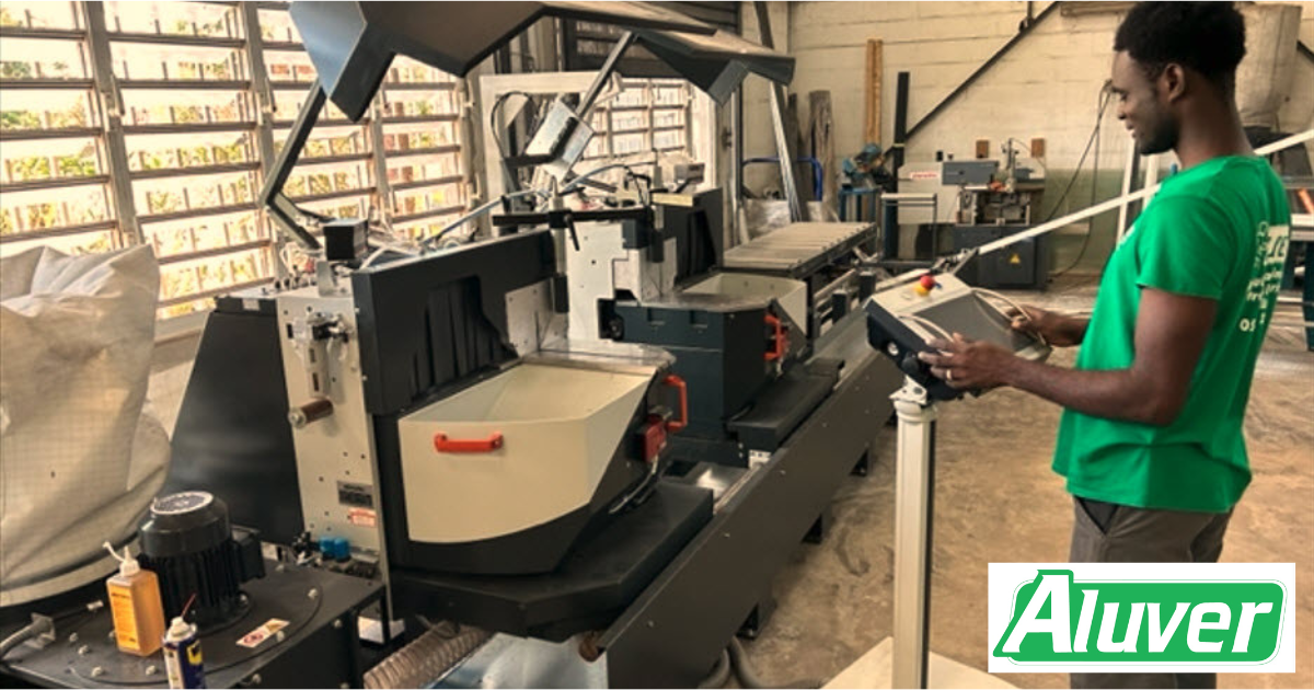Une tronçonneuse aluminium double tête à commande numérique pour ALUVER Guyane.