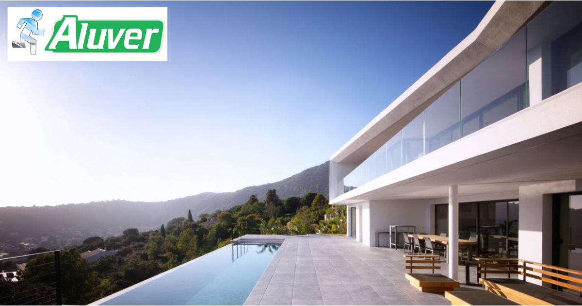 Utilisation optimisée du verre dans cette villa avec vue sur la mer - ALUVER Guyane.