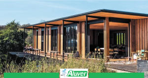 Maison à menuiseries aluminium noir, en harmonie avec son environnement - ALUVER Guyane