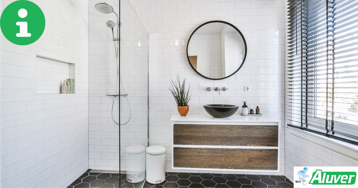 Optimiser l’aménagement d’une salle de bain grâce au sur mesure en vitrerie et menuiserie aluminium - ALUVER Guyane